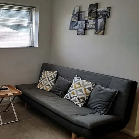 Cozy One Bedroom Holiday With Free Parking